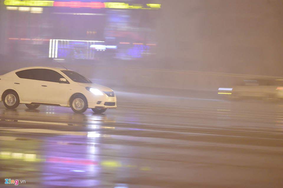 Sương mù bao phủ Hà Nội cả ngày lẫn đêm